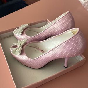 Beautiful pink pearl with white bow heels